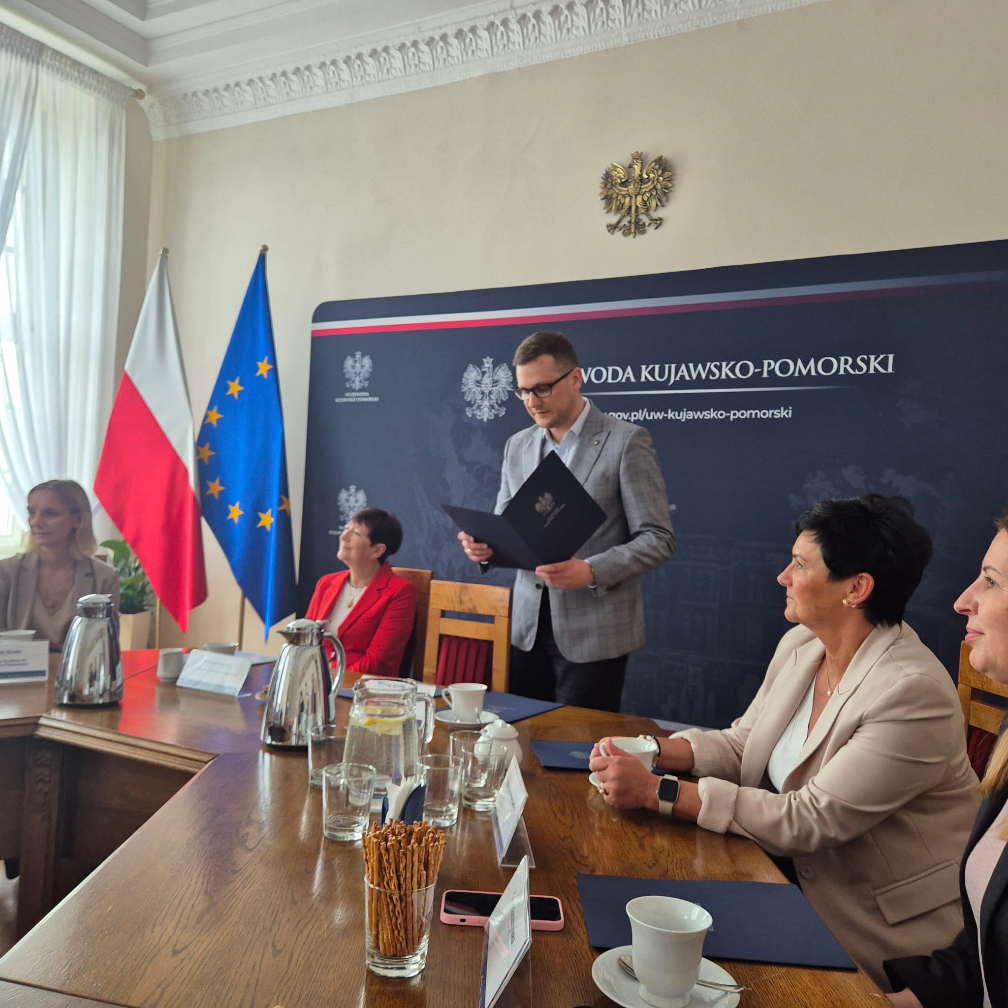 Wojewoda Michał Sztybel odczytuje akty powołania do Rady Gospodarczej